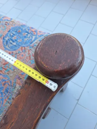 Poltroncina in legno con cuscini fantasia