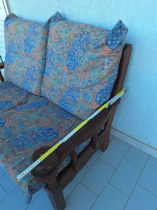 Poltroncina in legno con cuscini fantasia