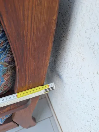 Poltroncina in legno con cuscini fantasia