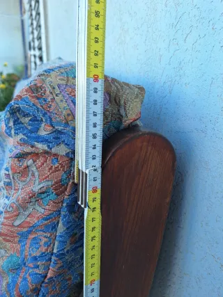 Poltroncina in legno con cuscini fantasia