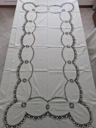 Tovaglia e tovaglioli in lino ricamati a mano