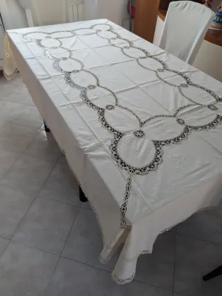 Tovaglia e tovaglioli in lino ricamati a mano