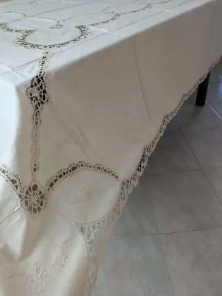 Tovaglia e tovaglioli in lino ricamati a mano