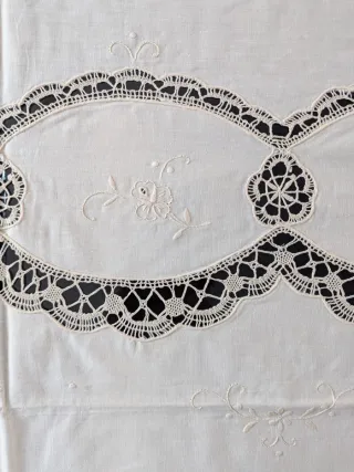 Tovaglia e tovaglioli in lino ricamati a mano