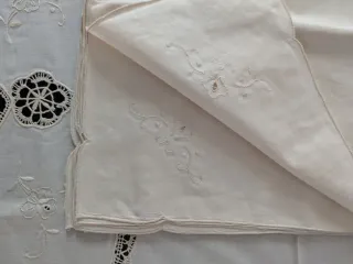 Tovaglia e tovaglioli in lino ricamati a mano