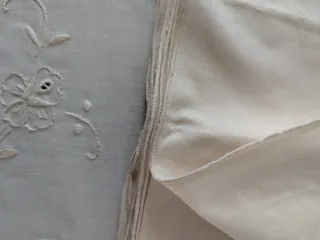 Tovaglia e tovaglioli in lino ricamati a mano