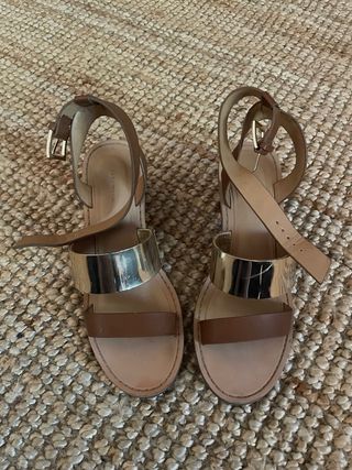 Sandalias tacón marrón y dorado