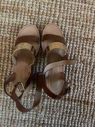 Sandalias tacón marrón y dorado