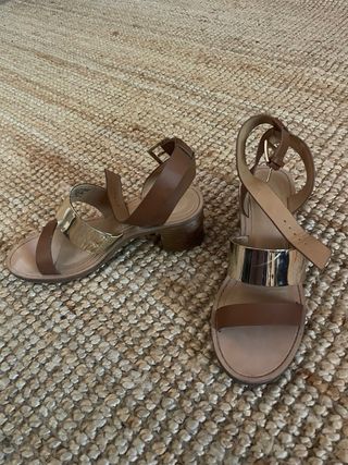 Sandalias tacón marrón y dorado