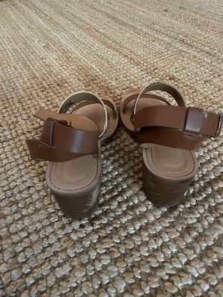 Sandalias tacón marrón y dorado