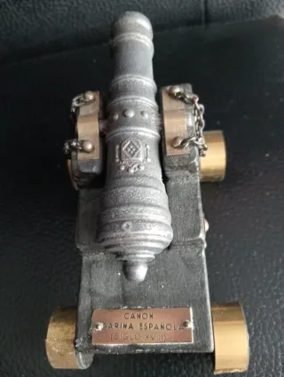 Seis Cañones antiguos decorativos