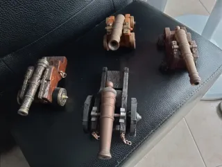 Seis Cañones antiguos decorativos