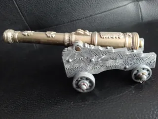 Seis Cañones antiguos decorativos