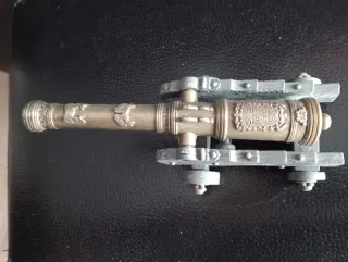 Seis Cañones antiguos decorativos