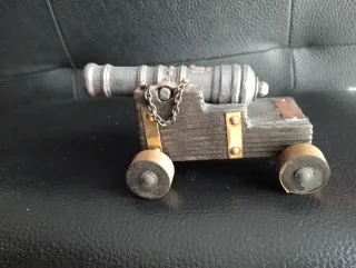 Seis Cañones antiguos decorativos