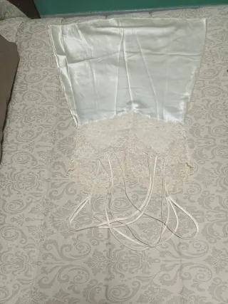 Lencero de encaje beige y blanco