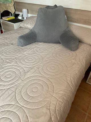 Cojín de lectura gris con brazos