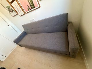 Sofá cama gris a estrenar sin uso.