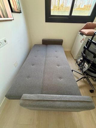 Sofá cama gris a estrenar sin uso.