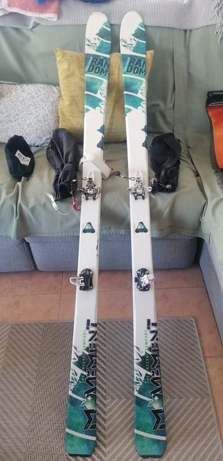 Esquís de travesía Movement con pieles