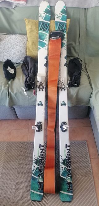 Esquís de travesía Movement con pieles