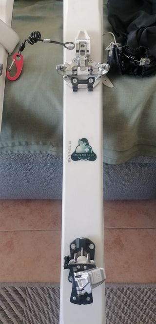 Esquís de travesía Movement con pieles