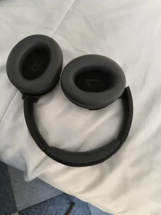 Auriculares Bluetooth SoundPEATS Negros.