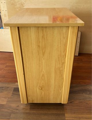 Mesa auxiliar de madera con ruedas