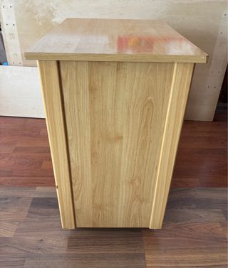 Mesa auxiliar de madera con ruedas
