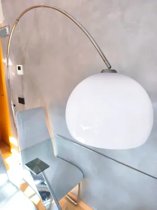 Lámpara de pie arco diseño mármol