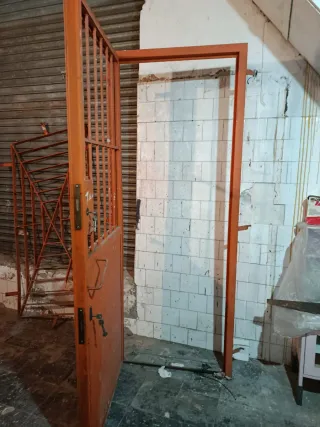 Puerta y reja de hierro naranja