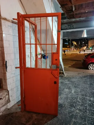 Puerta y reja de hierro naranja