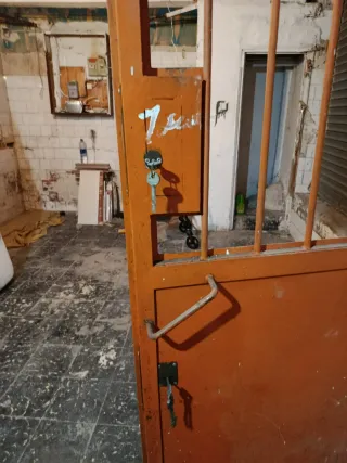 Puerta y reja de hierro naranja