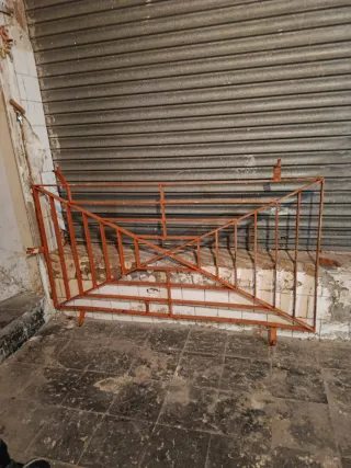 Puerta y reja de hierro naranja