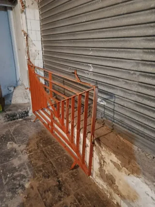 Puerta y reja de hierro naranja