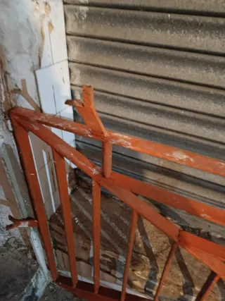 Puerta y reja de hierro naranja