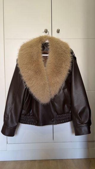 Chaqueta de piel con cuello de pelo