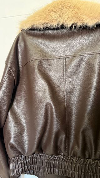 Chaqueta de piel con cuello de pelo