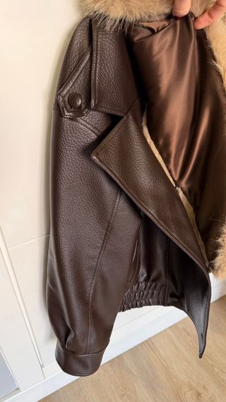 Chaqueta de piel con cuello de pelo
