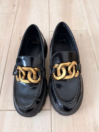 Mocasines negros con detalle dorado
