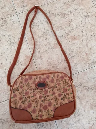 Bolso bandolera estampado mariposas y rosas