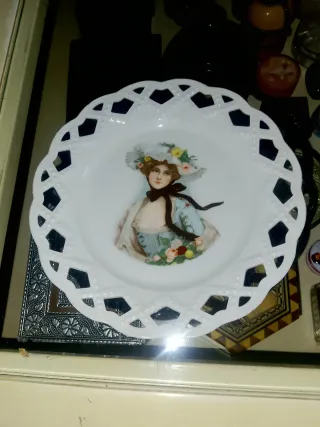 Plato antiguo de porcelana decorado