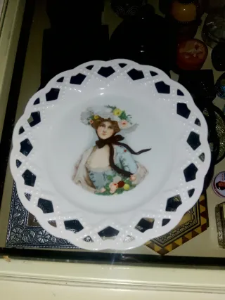 Plato antiguo de porcelana decorado