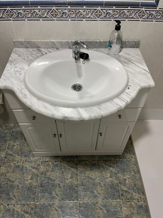 Lavabo de baño de cerámica y mármol