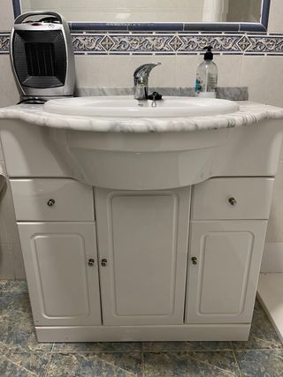 Lavabo de baño de cerámica y mármol