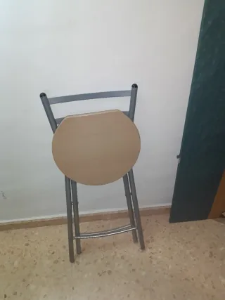 Mesa redonda y 5 sillas plegables