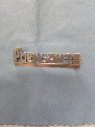 ANTIGUO BROCHE CON NOMBRE.FUENSANTA. Plata