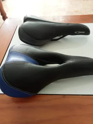 Sillín de bicicleta negro y azul