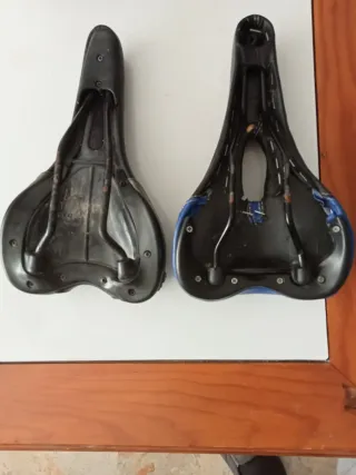 Sillín de bicicleta negro y azul