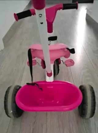 Triciclo Feber rosa con arnés